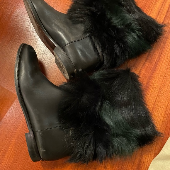 Burberry equestrian shearling outdoor boots (Barely worn, great condition!) - Picture 3 of 4